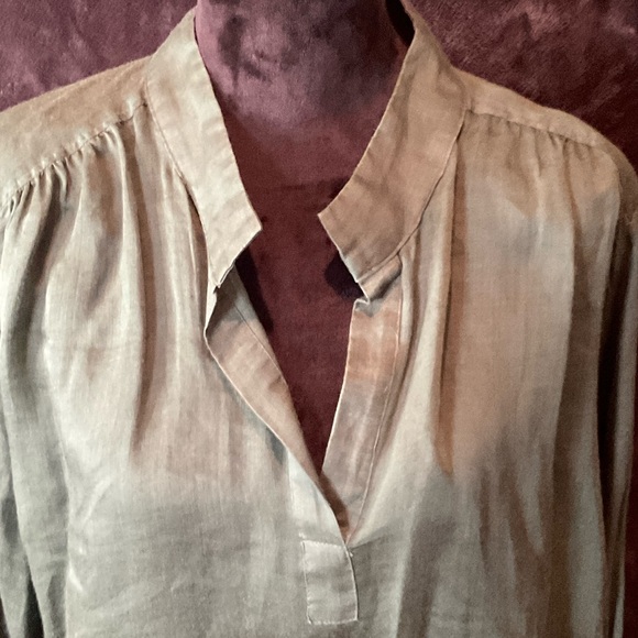 Chico’s Women's Lightweight Green Long-Sleeve Top - Picture 2 of 6